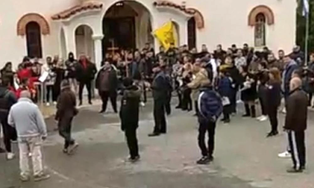 Κορονοϊός: Δεκάδες άτομα συγκεντρώθηκαν έξω από εκκλησία στην Αγία Βαρβάρα